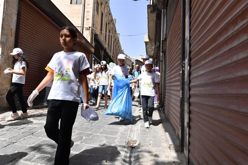 Vali Çeber “Cıncık Gibi Gaziantep” Projesi kapsamında çocuklarla çöp topladı 
